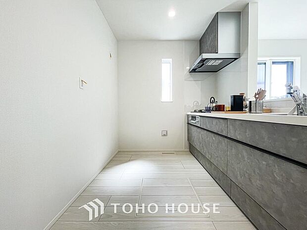 キッチンの収納は、デッドスペースになりやすい箇所を有効活用できる、スライド式収納を採用しました。