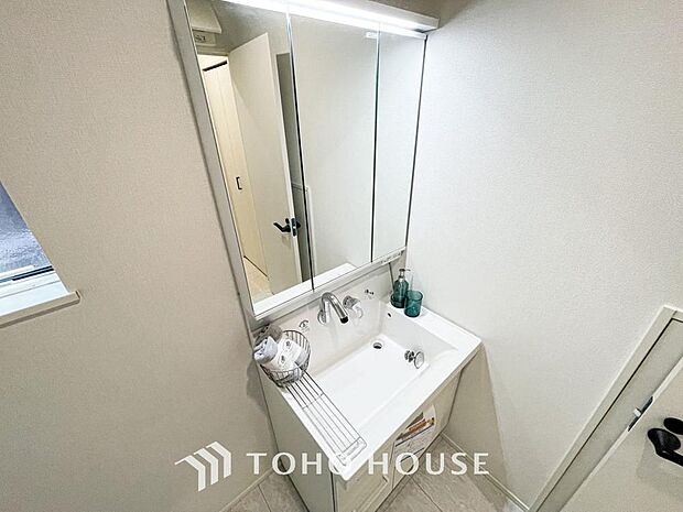 お家の中でも特にプライベートスペースとなる洗面所は、洗濯場所と浴室を同じ空間でまとめております。