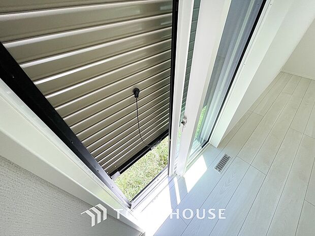 戸建にも防犯機能のシャッターを完備しております。寒い冬でも中から開閉がラクラクな所も便利です。