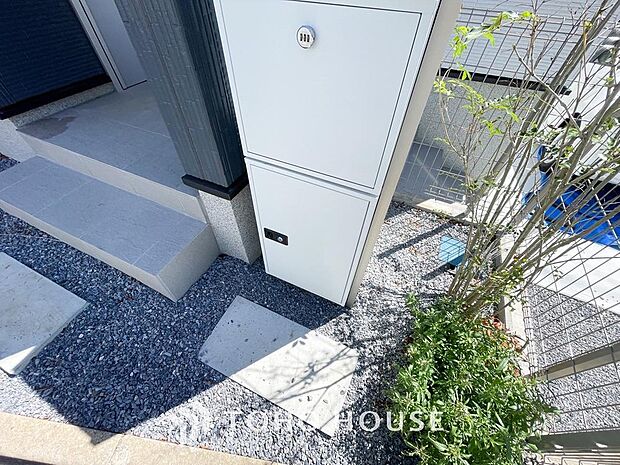 留守でも荷物が受け取れるため、共働きで昼間の宅配物の受け取りが困難な世帯や、インターネットショッピング等の通信販売をよく利用する人にニーズが高まっている。