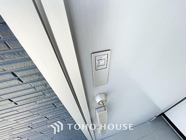 ボタンひとつで鍵の施錠・解錠が出来る設備。防犯対策への意識が高まっている最近では、補助錠として鍵穴のない電子錠を選ぶ方も増えています。