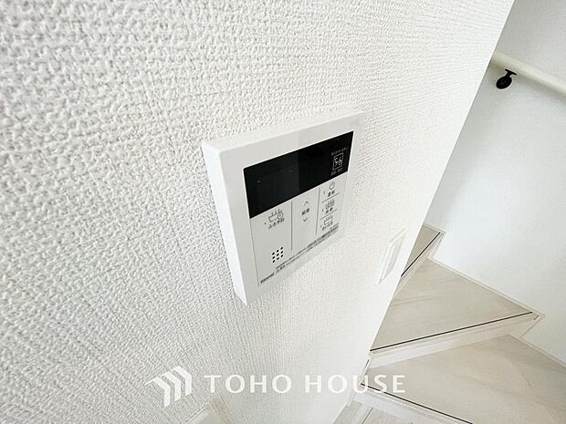 お風呂場と台所に操作リモコンがあり、キッチン近くにある給湯リモコンは、お料理の最中でもリビングで寛いでいるなかでもボタン一つで簡単に沸かせて便利ですね。