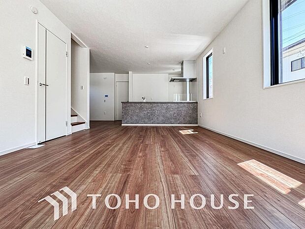 一日の中で多くの時間を過すことになるリビング。爽やかな通風と採光を存分に感じる事が出来る空間です。