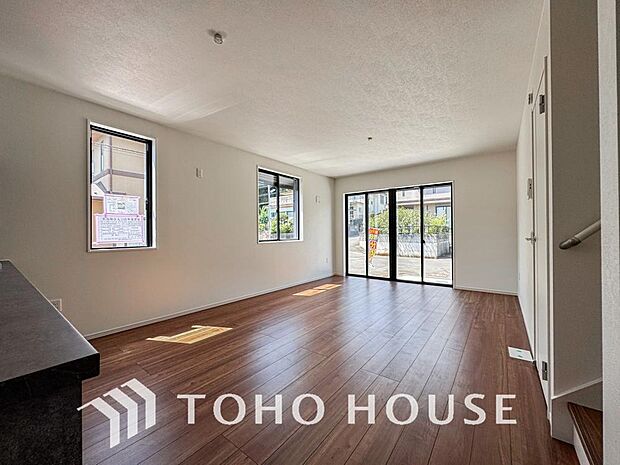 広々としたLDKは、家族が自然に集まりやすく、一緒に過ごす時間を楽しめる工夫が施されています。