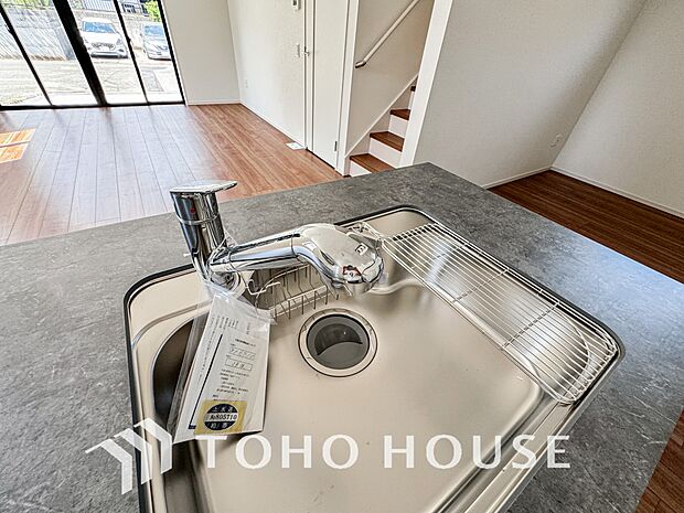 安全でおいしい水を手軽に。ボタンひとつで浄水と原水に切り替えられる浄水器一体型水洗を使用。クリアな水が毎日使え、お米を炊いたりする際には浄水機能をつかうこともできて、人気の商品です。