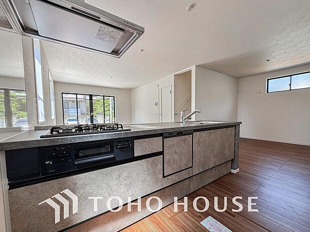 家族みんなでゆったりと調理や食事の準備ができる十分な広さを確保した、快適なキッチンスペース。