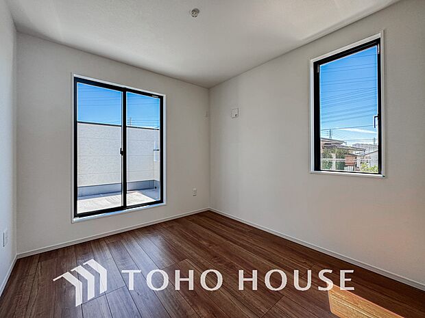 一日の疲れを優しく癒してくれる主寝室は、まるで時を忘れてゆったりと過ごせる特別な空間となります。