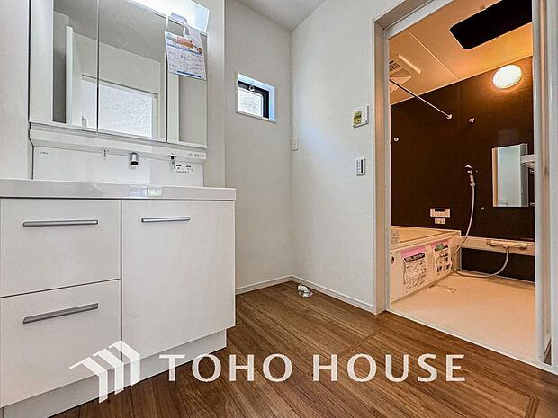 平日の朝であっても、落ち着きとくつろぎを感じられる空間。気持ちよく身だしなみを整えられます。