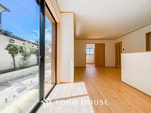 リビングも広く設け、訪れる人々を暖かく迎えてくれます。