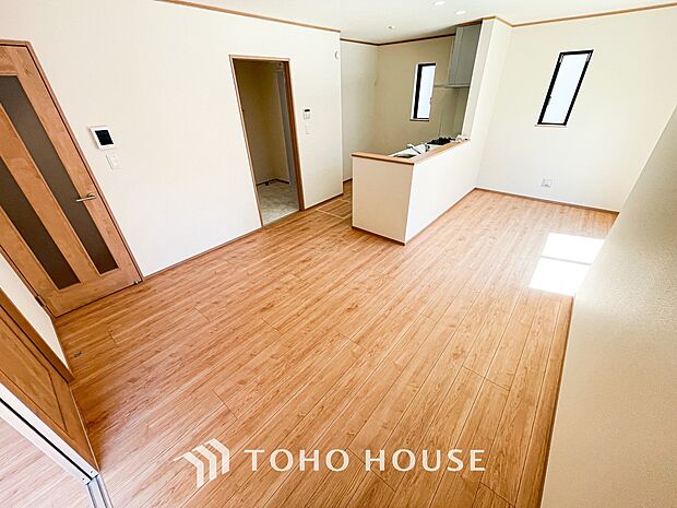 光と風があふれる開放的なリビングダイニングには自然と家族みんなが集まってきます。