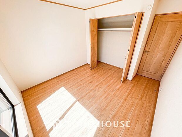 お子様の心と身体を見守る子供部屋として、小さな自立心を育むお部屋作りを見越してご覧下さい。