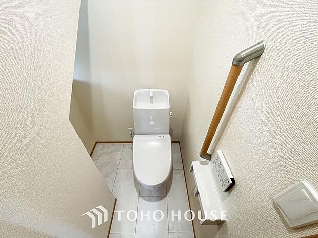 十分な広さと清潔感のあるカラーで纏まったおトイレ。時間に余裕とゆとりを持たせます。