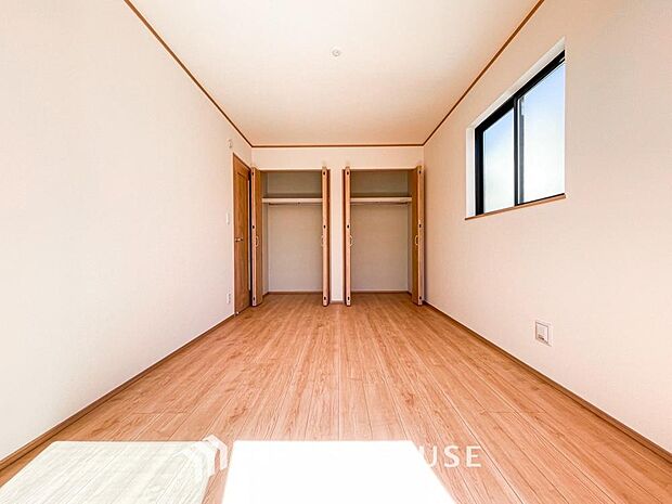 居室にはクローゼットを完備し、自由度の高い家具の配置が叶うシンプルな空間です。