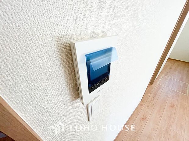 誰が来てもわかる様にモニター付きインターホンを設置。家事導線を考慮した個所に設置し、防犯性と利便性に優れ快適と安らぎを合わせた優しい設計。