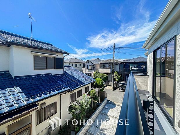 星空が地上に映りこむかのような夜景のきらめきまで、この街ならではの美しい風景の物語が室内に展開。