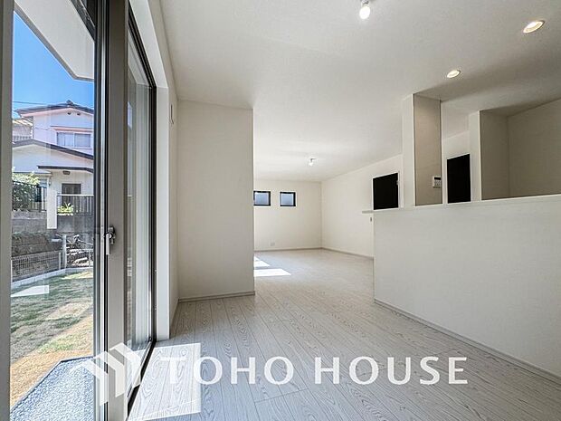 造りこんだ空間演出の妙が生み出す光と質のハーモニーはこの住宅のクオリティの良さを実感させてくれます。