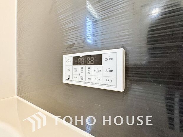 お風呂場と台所に操作リモコンがあり、キッチン近くにある給湯リモコンは、お料理の最中でもリビングで寛いでいるなかでもボタン一つで簡単に沸かせて便利ですね。