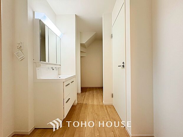 お家の中でも特にプライベートスペースとなる洗面所は、洗濯場所と浴室を同じ空間でまとめております。