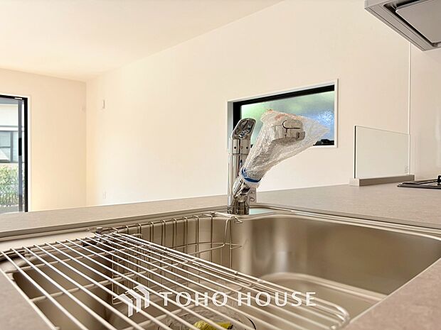 浄水器ボタンひとつで浄水と原水に切り替えられる浄水器一体型水栓を使用。