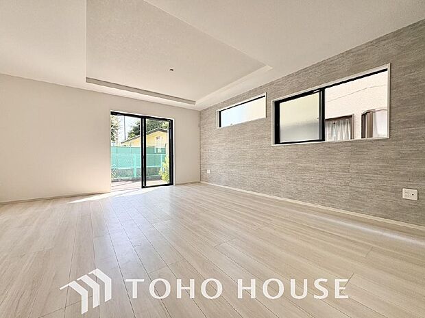 LDKでは家族が集まり、明るく穏やかな空気のなかで飲んだり、食べたり、笑ったり。