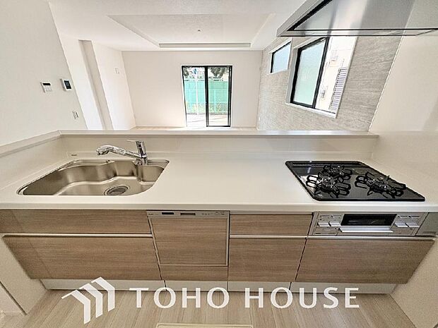 キッチンは、リビングで寛ぐ家族や小さなお子様を見守りながら料理が出来る対面式の温もり設計。