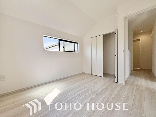 居室にはクローゼットを完備し、自由度の高い家具の配置が叶うシンプルな空間です。