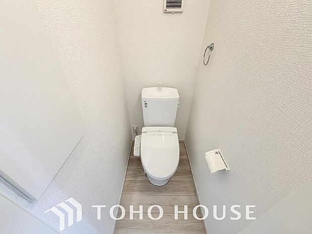 白で統一された清潔感のあるトイレ。もちろん温水洗浄機能付きです。