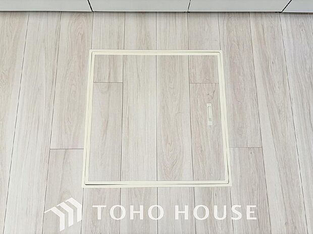 スペースを上手く活用した床下収納はあると何かと便利。食料のストック品はもちろん、掃除用具など。