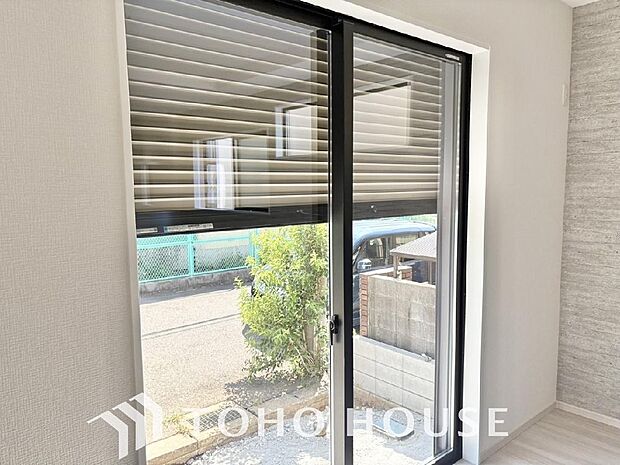 防犯機能のシャッターを完備しております。寒い冬でも中から開閉が可能ですのでラクラク便利。