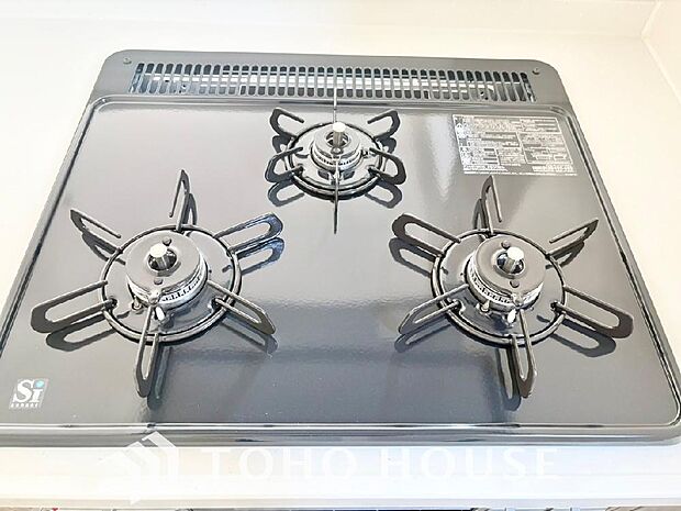 3口コンロは一度に複数のお料理を作ることができるメリットがあります。毎日のキッチンタイムを効率よく。