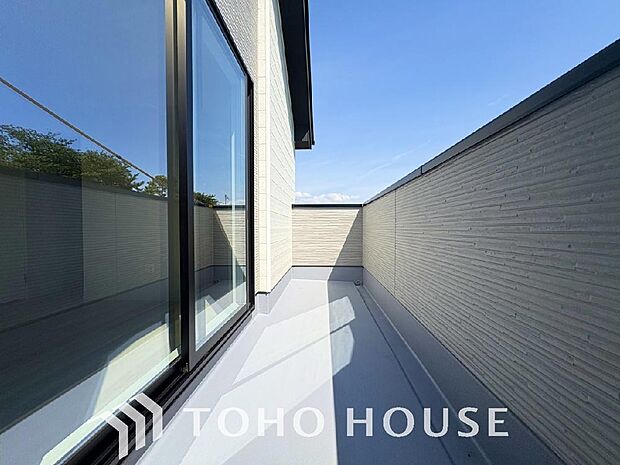 暖かい陽ざしが差込むバルコニーは、晴れた日には、洗濯物が良く乾きます。また、風通しも良好です。