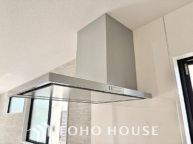 見た目すっきりのスリムタイプのレンジフード。掃除のし易さも◎です。