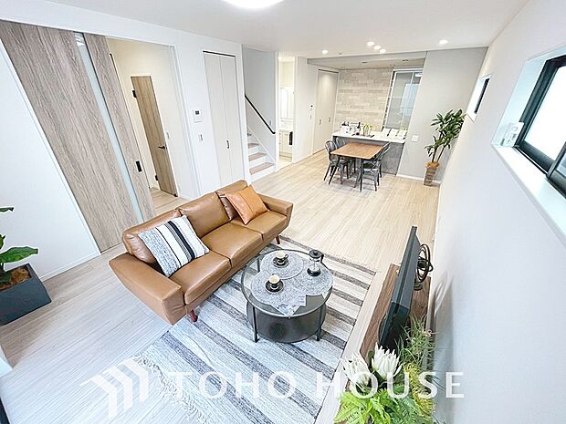 光が注がれる青い空から鮮やかに赤色にゆっくりと染まる。そんな優しい時間がここでは流れてゆく。