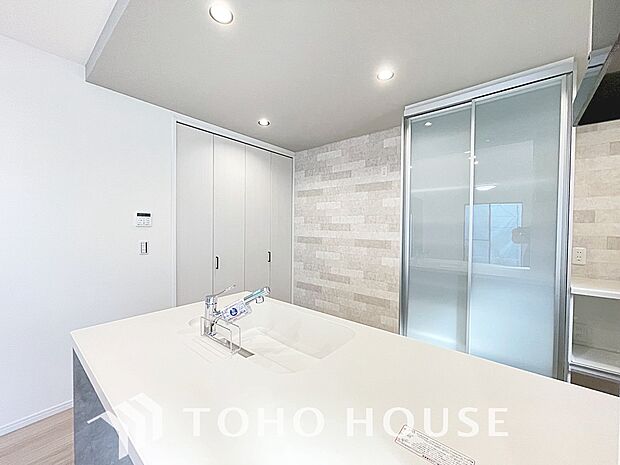 「何気ないひととき」光と風があふれる開放的なリビングダイニングには自然と家族みんなが集まってきます。明るく穏やかな空気のなかで飲んだり、食べたり、笑ったり。