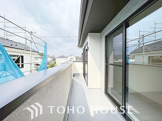 頬をなでる優しい風を感じることが出来るバルコニー。つい深呼吸をしたくなる気持ちの良い眺望です。