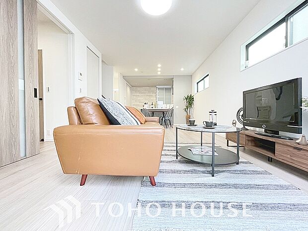 リビングも広く設け、訪れる人々を暖かく迎えてくれます。