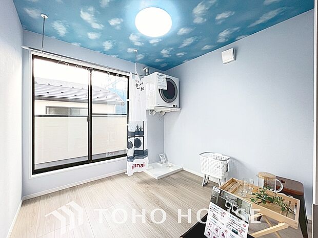 住まいの家事動線を見直して設計されたランドリールーム。収納棚を追加造作するのも良いかも。