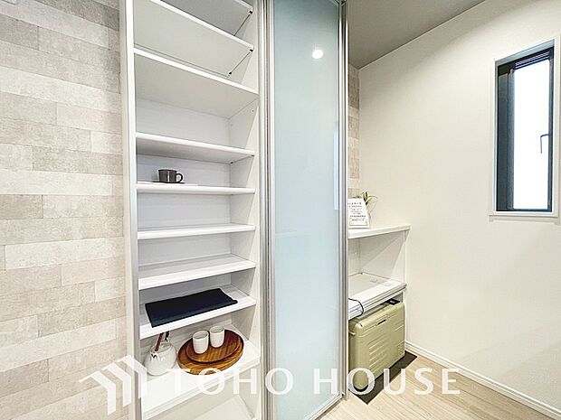 カップボードが嬉しい標準装備。直接壁付け施工していますので地震の際の転倒リスクも無くなります。