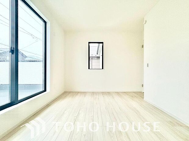 一日の疲れを優しく癒してくれる主寝室は、まるで時を忘れてゆったりと過ごせる特別な空間となります。