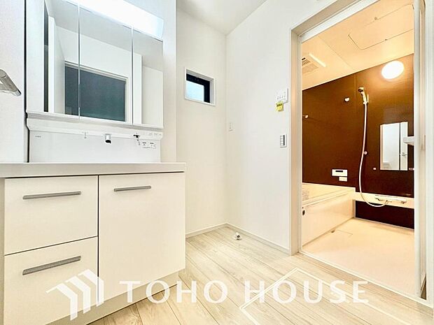 身だしなみのチェックがしやすい大きな鏡、下には収納がたっぷり。スッキリとした空間を演出いたします。