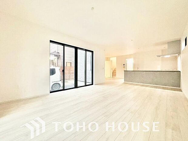 明るく穏やかな空気の中で飲んだり、食べたり、笑ったり。一日の中で多くの時間を過すことになるリビング。