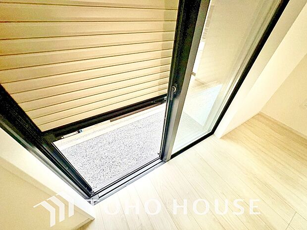 戸建にも防犯機能シャッターを完備しております。寒い冬でも中から開閉が可能ですのでラクラクな所も便利です。