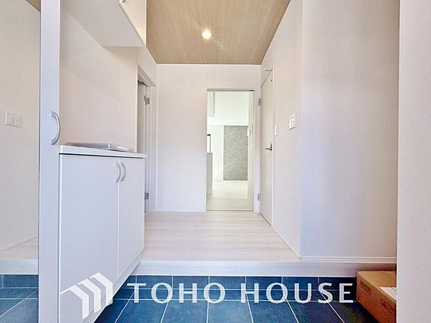 ゲストを招き、家族を迎える玄関は、ディスプレイや照明にこだわってみてはいかがでしょうか。