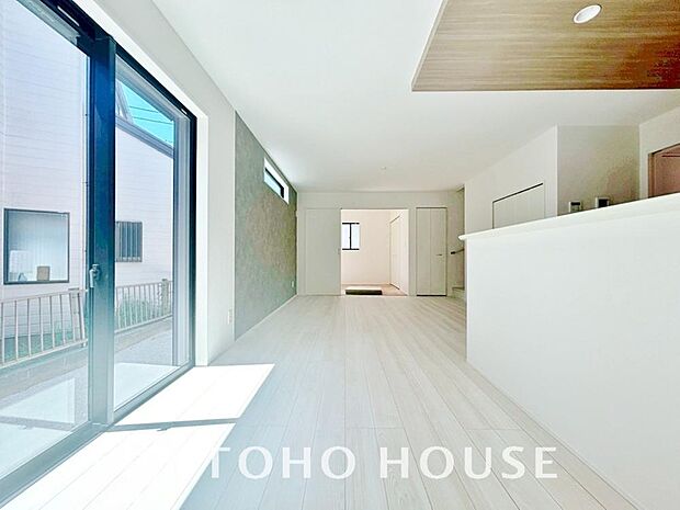 光が注がれる青い空から鮮やかに赤色にゆっくりと染まる。そんな優しい時間がここでは流れてゆく。