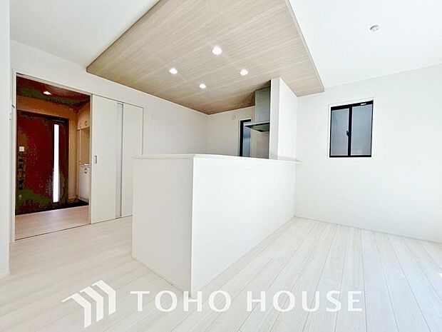 キッチンの収納は、デッドスペースになりやすい箇所を有効活用できる、スライド式収納を採用しました。