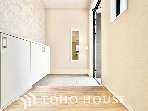 人を迎え入れる最初の場所だからこそ、清潔感がある空間にして頂ける様シューズボックスを設置しました。