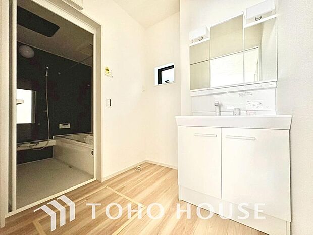 身だしなみのチェックがしやすい大きな鏡、下には収納がたっぷり。スッキリとした空間を演出いたします。