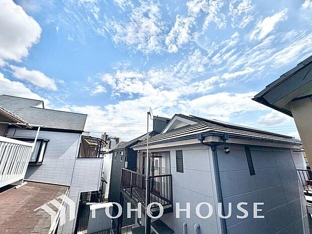 星空が地上に映りこむかのような夜景のきらめきまで、この街ならではの美しい風景の物語が室内に展開。