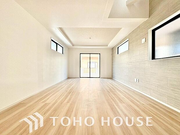 光が注がれる青い空から鮮やかに赤色にゆっくりと染まる。そんな優しい時間がここでは流れてゆく。