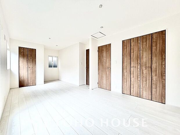 建物内部の収納には拘りました。共有部分に設けた収納。お荷物が多い方にも安心です。